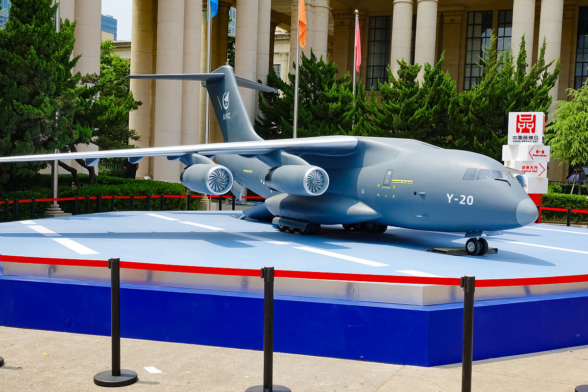 因为运输成本过高许多大型物资难以运输到该地区需要的地方。于是在我国政府的批准下中国航空工业集团开始了一项特别研究以研发一种大型运输机这可以解决这一问题。运20的第一次试验飞行是在2013年1月进行的这标志着这种新型运输机正式投入使用它的存在将极大地改善中国的航空运输能力。并且进一步推动了。中国航空工业的升级。不改变意思重新写一遍