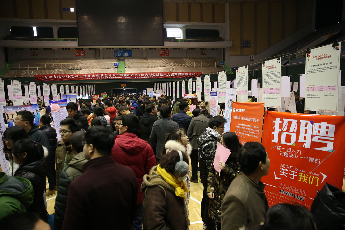 超市底薪 6500 元招聘大学生引排队，企业回应「竞争是挺激烈」，哪些信息值得关注？根据这个话题先写一篇1000字文章，后再生产5个40个字吸引眼球标题