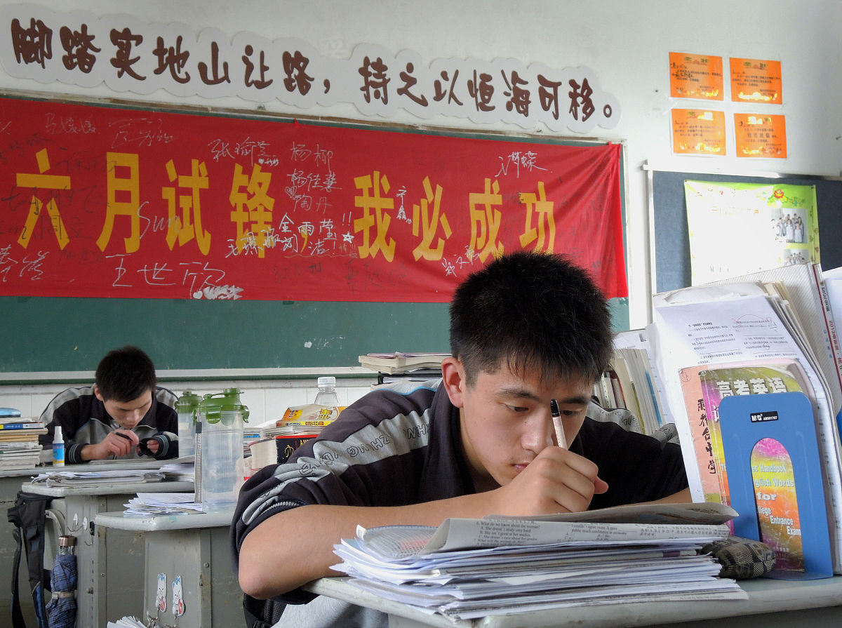 以《我开心了》为题写一件有意义的事用语言、动作、心理和神态描写写出我当时开心时的样子不少于400字一定要把我当时开心的样子写具体描写我开心时样子的段落不少于270字只写一件事情事例可以是期末考试班级第一