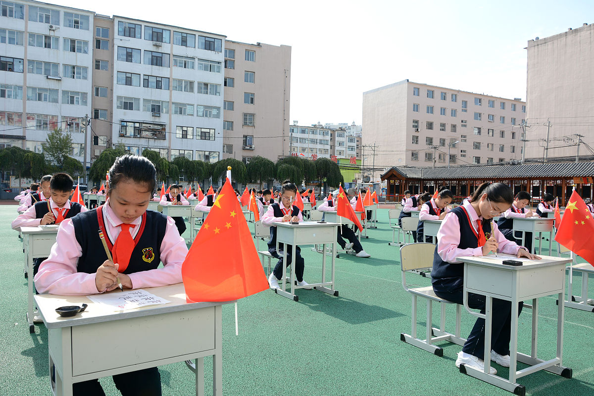 2019年9月26日上午,在吉林市船营区第二小学校,10名老书画家与该校60