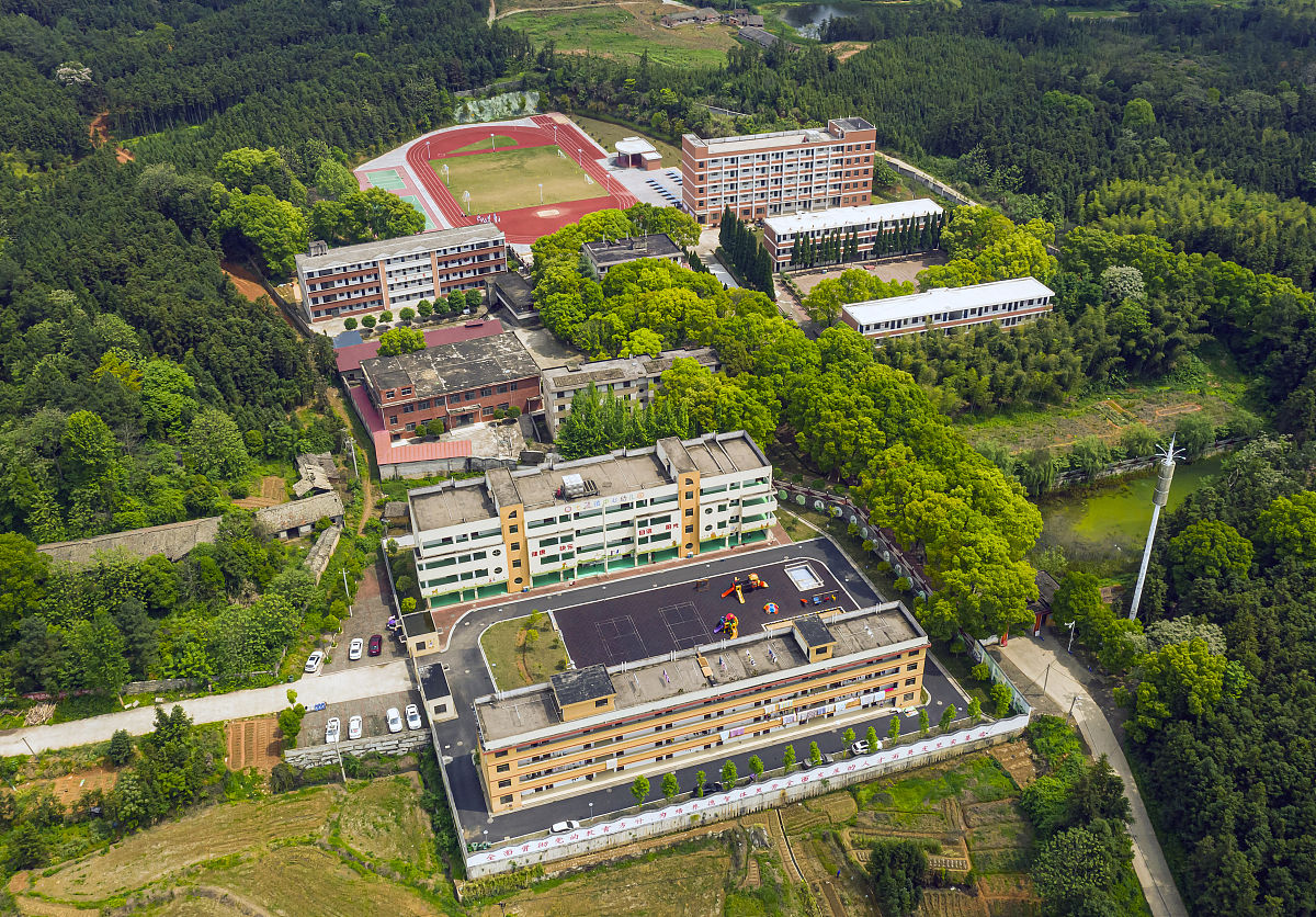 韶山职业中专学校地址：位于韶山市黄花镇松山村