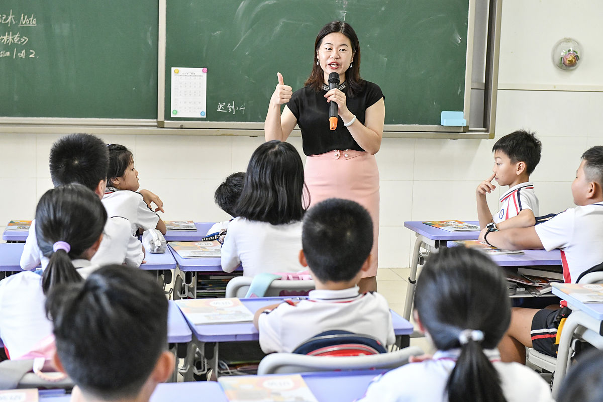 坐在第一排前后各有一个老师怎么办