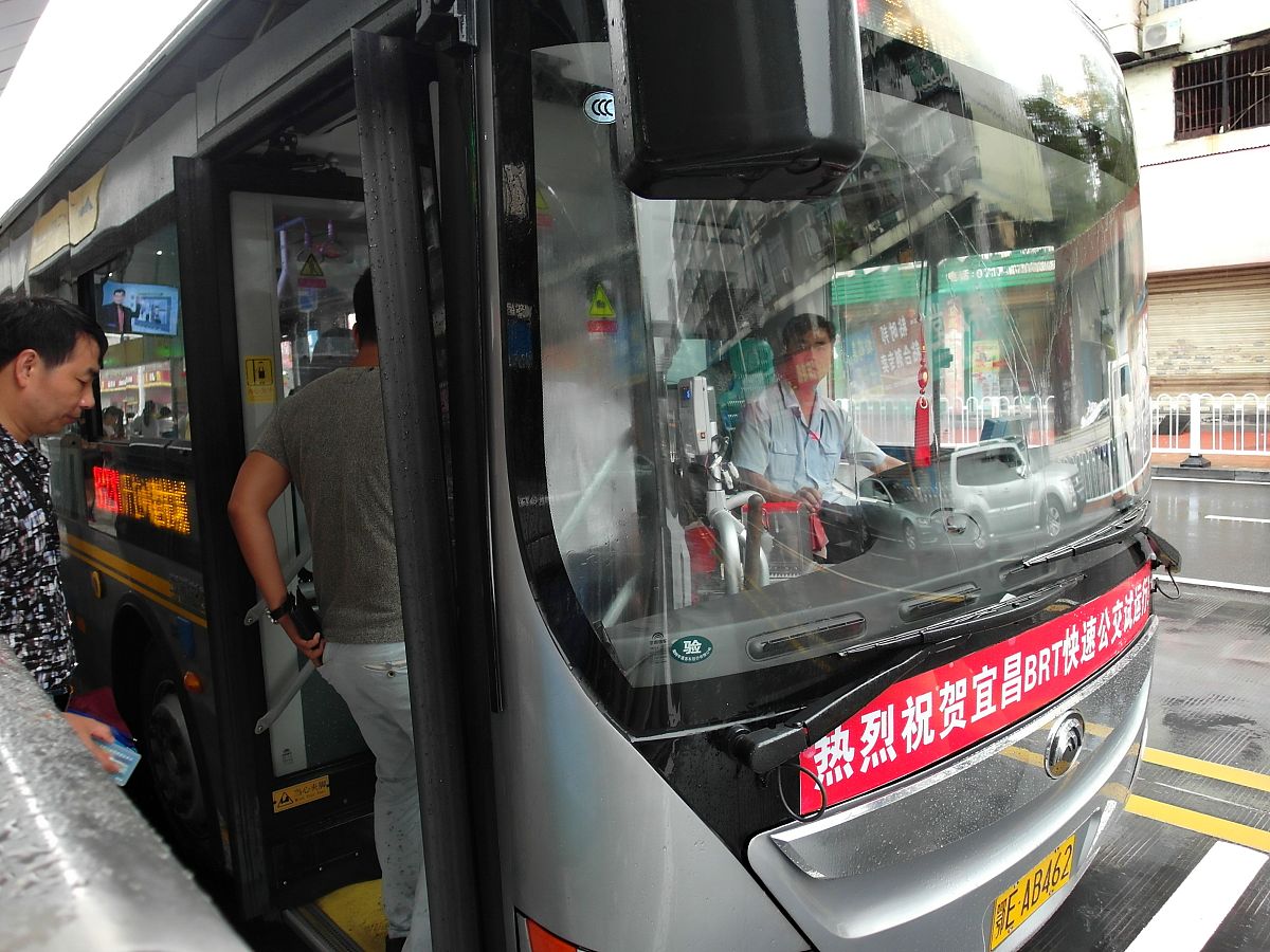 公交车服务质量评估：准点率、车况、环境、服务、安全