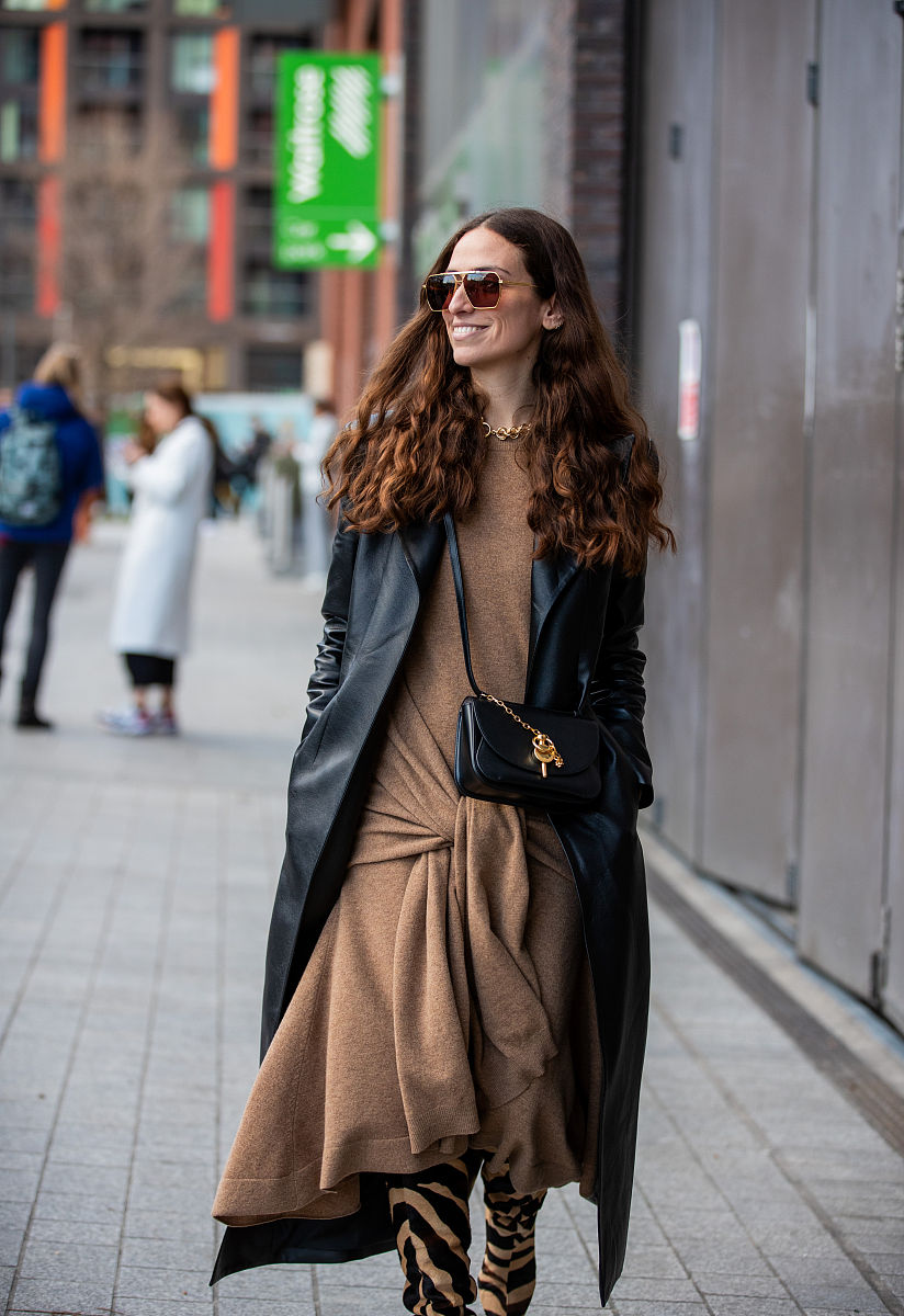 女生回有的时候我回复你的信息慢你别介意因为我上班的时候不能老是看手机希望你能谅解！