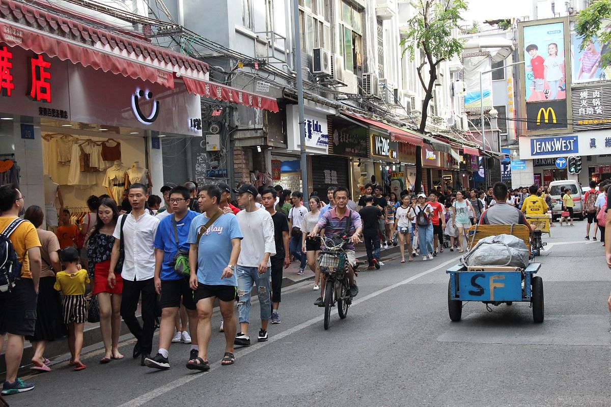 中国有没有外国人聚集的小镇或者街道类似于国外的唐人街那种地方是的中国也有一些外国人聚集的小镇或者街道。以下是几个例子：1 三里屯：位于北京市朝阳区是一个外籍人士聚集的商业区。2 西餐街：位于成都市锦江区是一个以西餐文化为主题的商业区吸引了许多外籍人士。3 宜家街：位于上海市宝山区是一个以瑞典宜家公司为主题的商业街也吸引了一些外籍人士。4 东门外国语学校附近：位于广州市越秀区是一个外籍人士聚集的地区