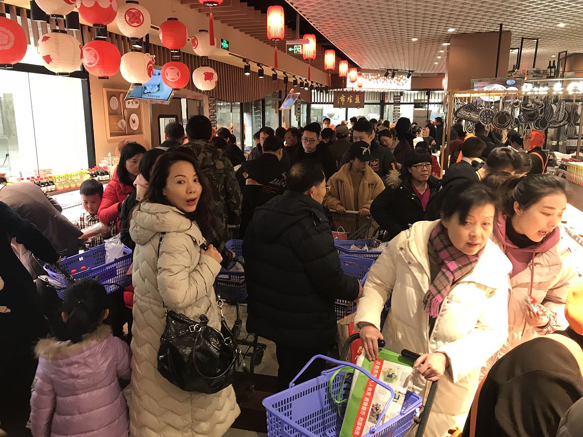 按照第一季度新房成交量达到了35万二手房成交量达到了57万相比来说二手房在市场上很香坚持房屋只住不炒支持刚性和改善性需求在成交金额上看一季度销售金额比去年有大幅度上涨但销售面积于去年同期相比相差不大说明今年整体销售比较倾向于大面积高总价新房主力面积130-143二手房主力面积98-108如果我是客户怎么推荐成都房子