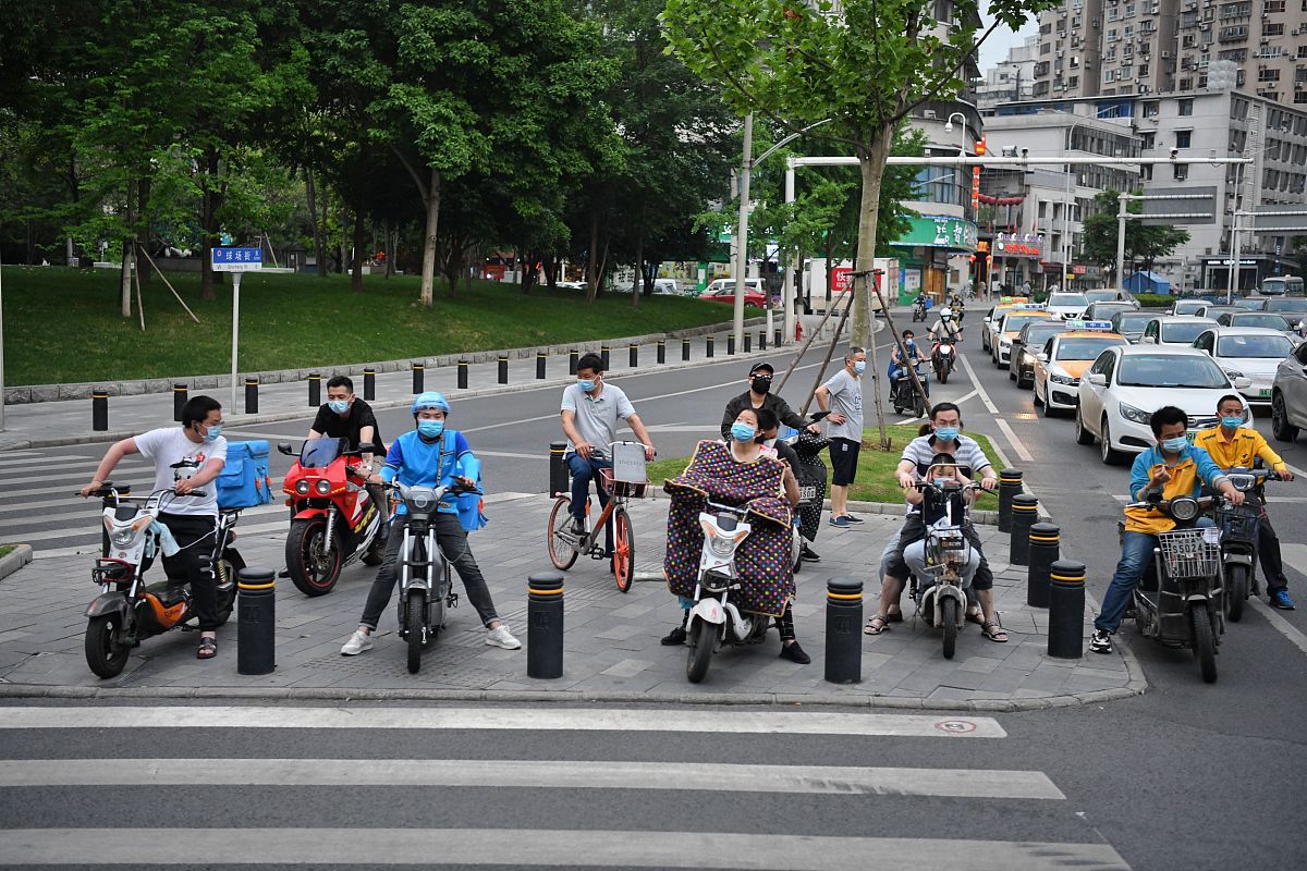 城市街道电动车骑行场景