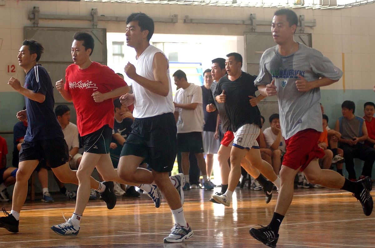 4篮球赛正在激烈地进行。突然一班队员甲与二班队员乙因争球而发生争执。为了