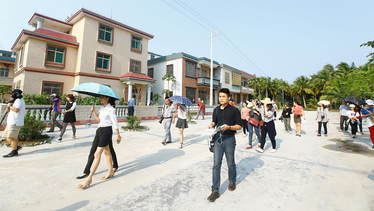 以关于富顺县骑龙镇铁牛村文化建设调查报告为标题帮我写一份2000字的调查报告并且规划每个章节的字数行政管理学专业