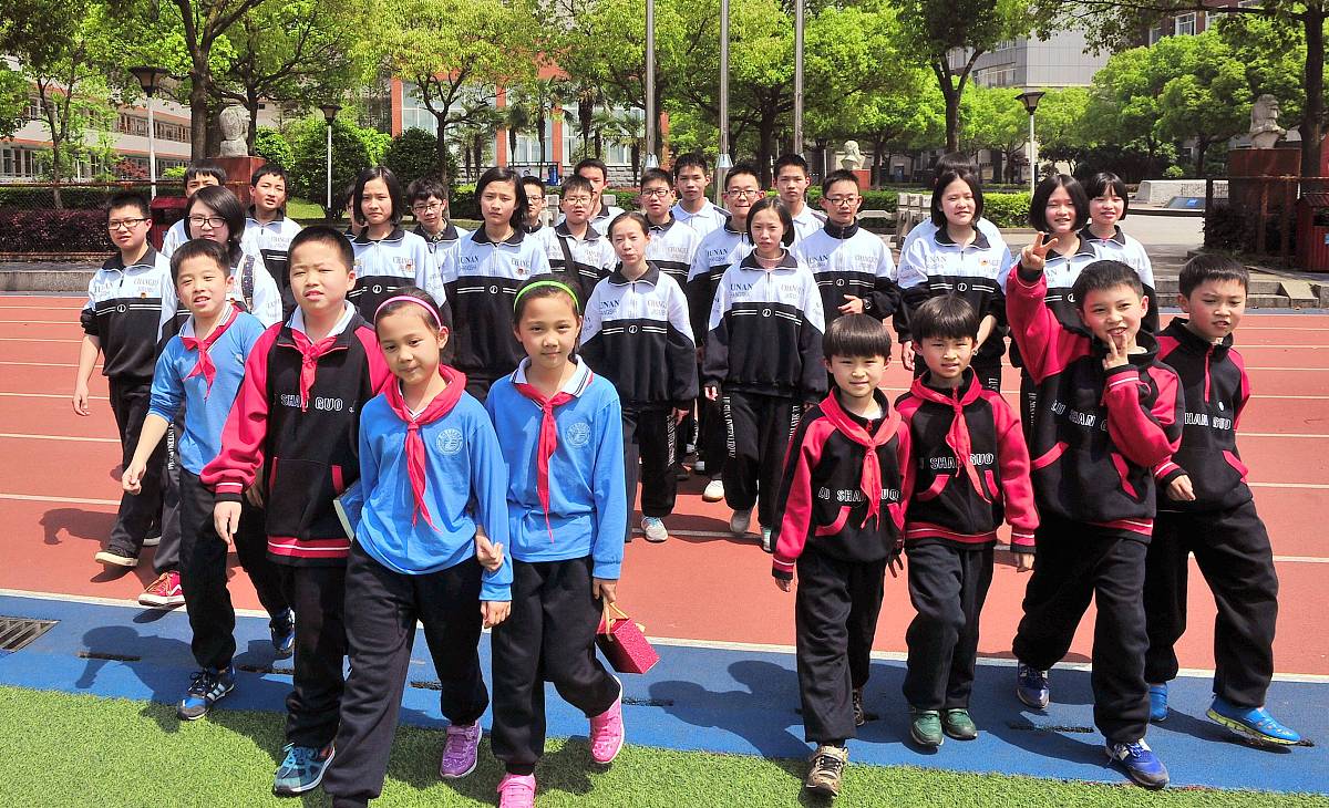 2016年04月11日,湖南省长沙市,26对双胞胎扎堆学校让人分不清.老师和