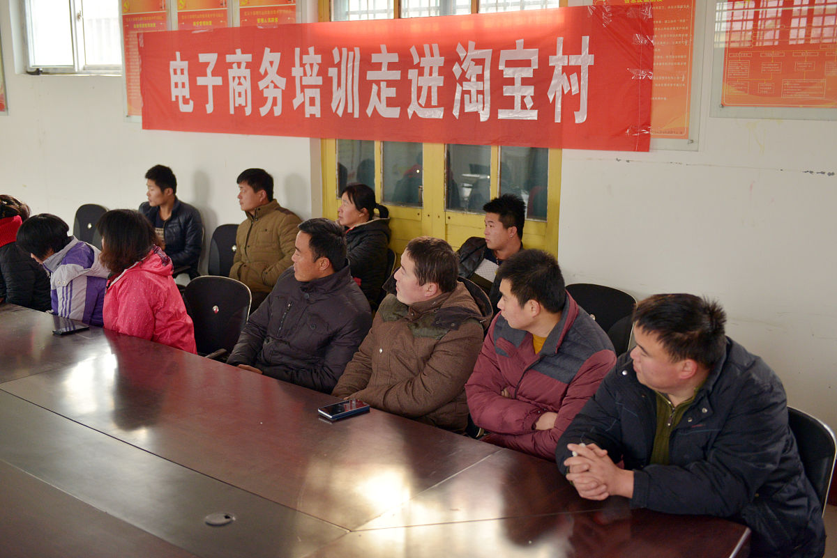写一篇信息报道 社区邀请律师给少数民族妇女讲解法律知识