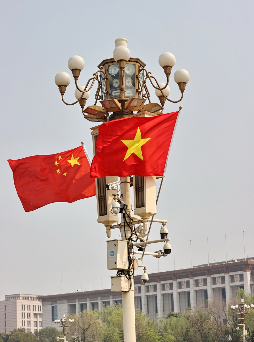 2026年4月15日,<strong>北京</strong>,天安门广场悬挂中国和越南两国