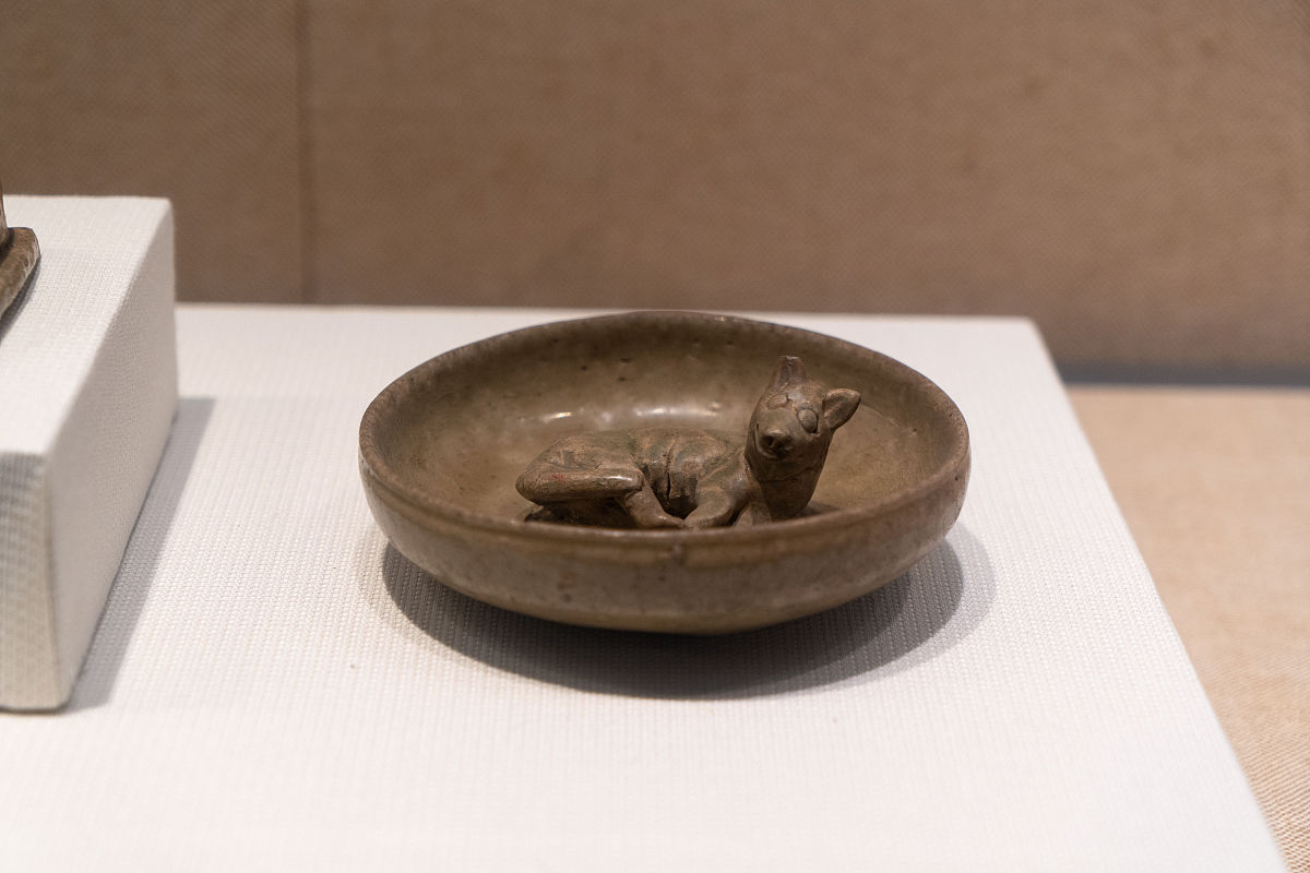 2021年7月24日,杭州,浙江博物馆瓷器展.西晋越窑青瓷狗圈.