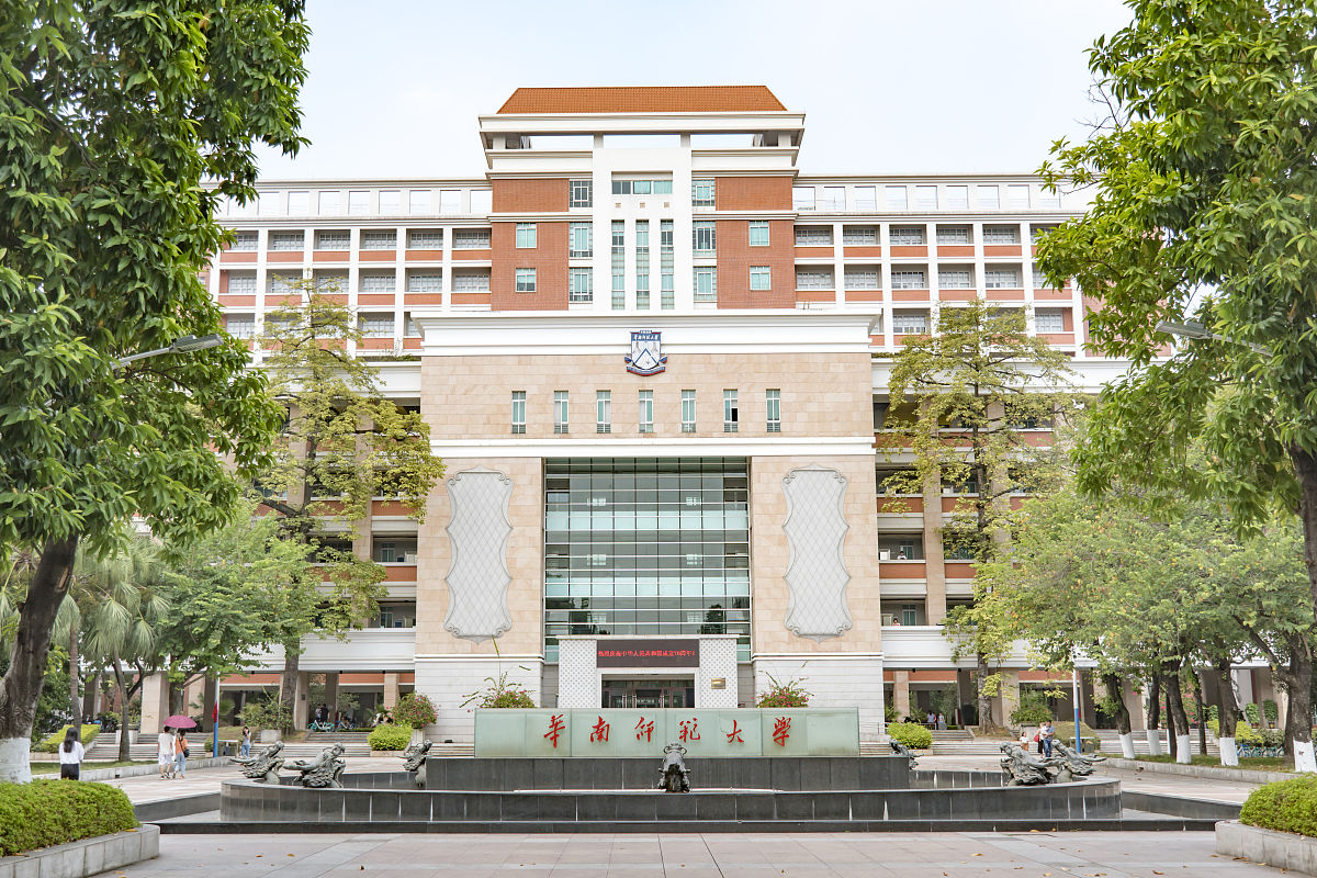 针对上述问题主要的思路及举措如下:1、对于如何为有关高校研究生培养输送优秀生源以及本专业国际化发展方面应在人才培养方案的顶层设计、专业课程模块的针对性设置等方面进一步明确和加强。比如学校在考研方面可以力争获取免推资格可以开辟卓越教师本硕一体化培养计划采用4+2的培养模式既有扎实的教师教育素养又有厚实的学科背景不断革新人才培养的模式提升就业的竞争力。2、 鼓励教师开展研讨式课程教学改革在课堂教学过程 针对上述问题主要的思路及举措如下:1、对于如何为有关高校研究生培养输送优秀生源以及本专业国际化发展方面应在人才培养方案的顶层设计、专业课程模块的针对性设置等方面进一步明确和加强。比如学校在考研方面可以力争获取免推资格可以开辟卓越教师本硕一体化培养计划采用4+2的培养模式既有扎实的教师教育素养又有厚实的学科背景不断革新人才培养的模式提升就业的竞争力。2、 鼓励教师开展研讨式课程教学改革在课堂教学过程