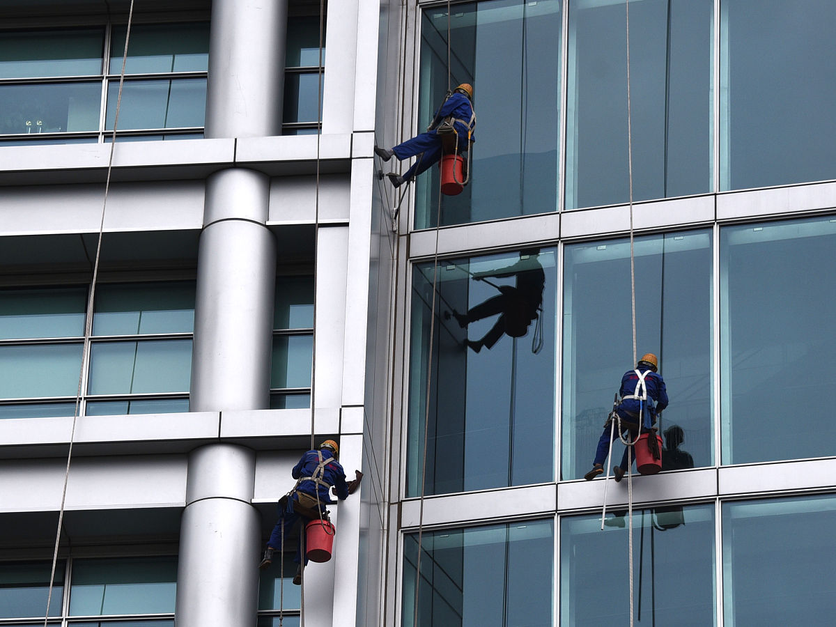 请帮我起几个清洁公司的名称并且公司名称可以使用。主营业务包含高空外墙清洗维护玻璃幕墙清洗维护玻璃幕墙安装、更换高空空调设备安装、拆除高空钢结构维修、防腐喷砂除锈电焊钢结构房屋防水补漏工程施工外墙瓷砖修补内外墙涂刷、打胶车间清洗服务广告牌清洗安装立面绿化安装保洁服务;地毯清洁服务石材养护服务LED夜景安装。