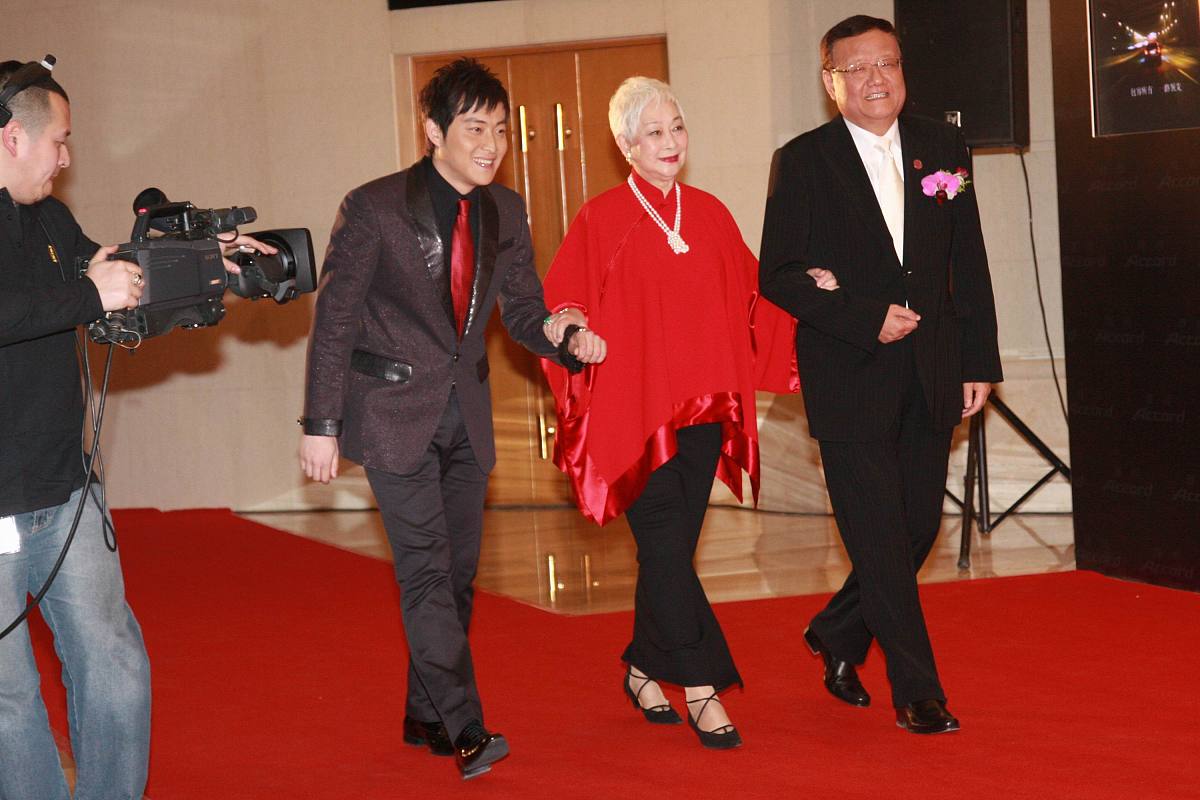 2010年3月27日,北京,影响世界华人盛典颁奖典礼.卢燕+++_+++影响世界