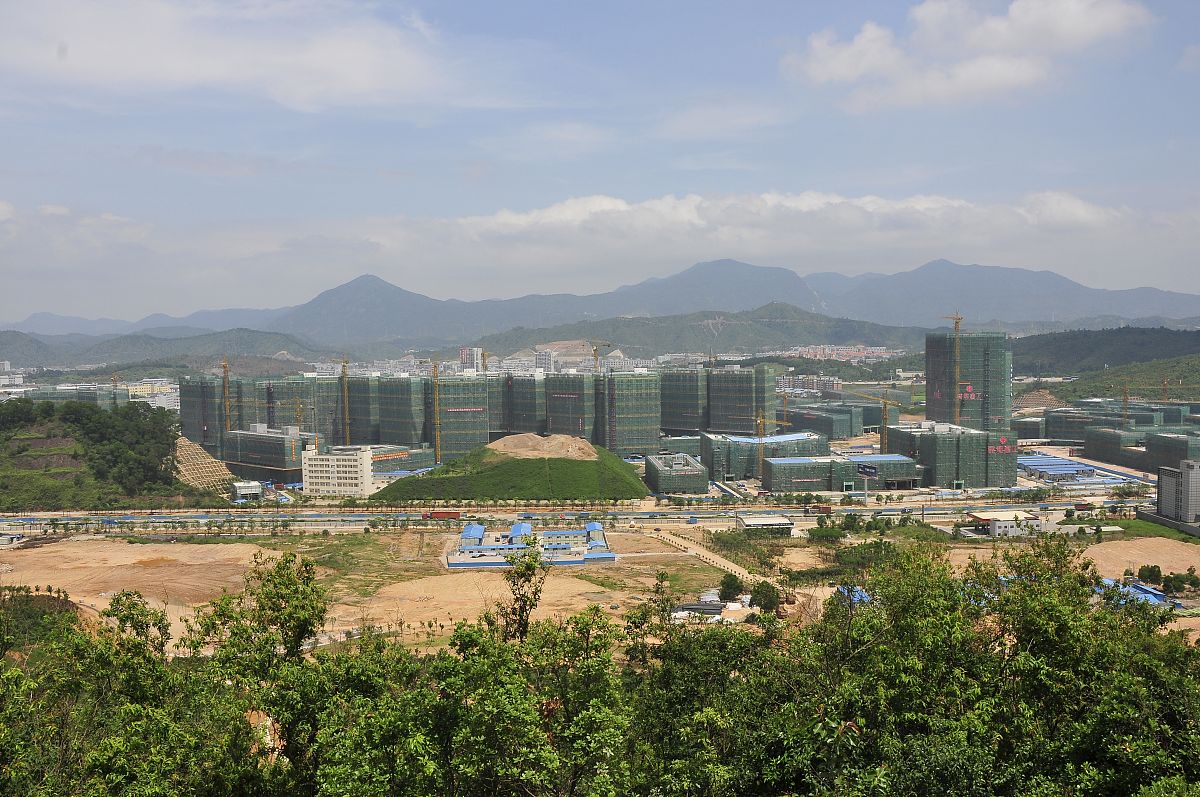 2010年5月26日,深圳,建设中的大运中心.