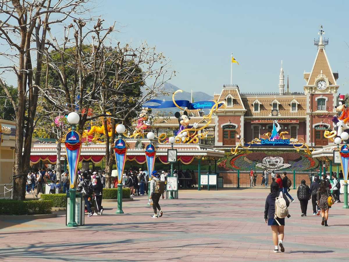 请写一篇香港迪士尼旅游攻略2000字