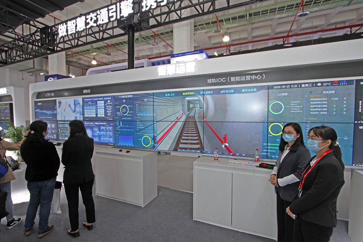 你现在的身份是一名铁路调度组织人员要参加论文职称评选文章题目为《智能化铁路调度未来铁路货运的颠覆性变革》请对其铁路货运市场的发展趋势内容进行写作可以适当增加案例和数据进行说明要保证写作内容的逻辑性和新颖性写作语言要清新、活泼、生动不要乱写其格式如下：一铁路货运市场的发展趋势