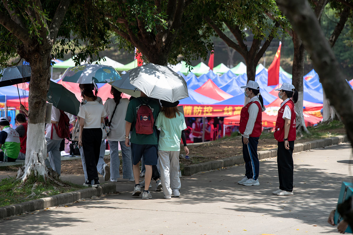 2021年6月21日,广州华商学院开展第二次全员核酸检测.同学们在志愿者