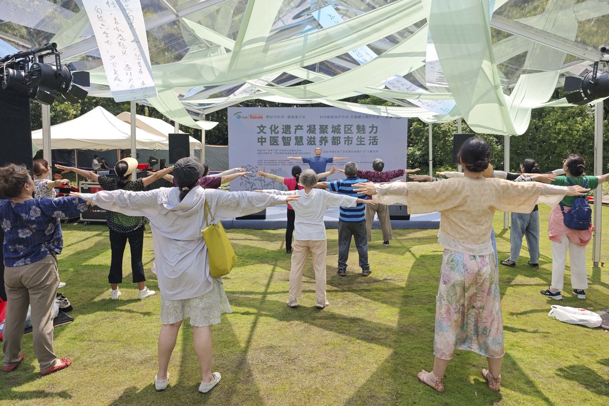 策划一个春日有关的大学活动