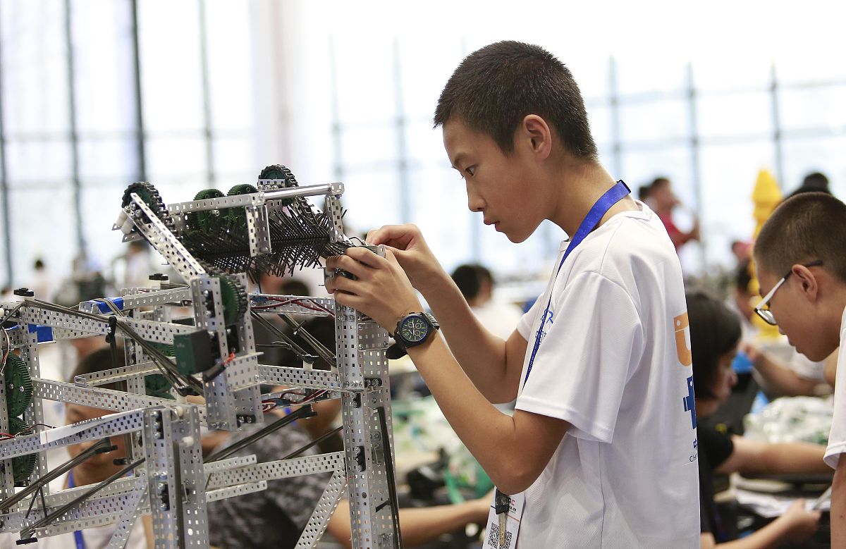 广州机器人专业中专学校推荐：广州工业机器人职中、广州轻工职校等