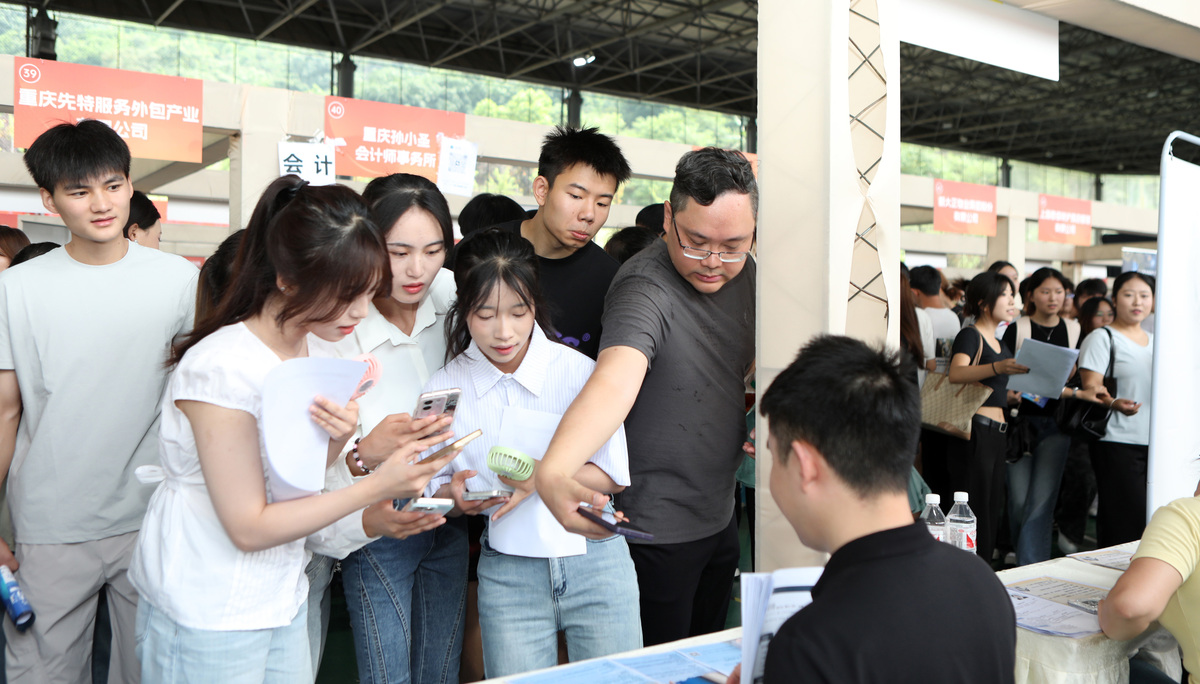 为促进大学生就业增加片区活跃度吉安社区将于八月份举办一场求职沙龙邀请大学生免费入住朋克酒店进行为期七天的入职双向选择。在这里有企业主和企业讲师为大学生讲解进入职场前须知的基本知识、疏解心理问题、介绍市场态势和企业整体情况还会举办辩论会、流动圆桌讨论、心理测评互动、专家讲座等环节促进彼此熟悉和深入交流。请据此写一篇包含揭牌开幕仪式、七天活动细则、活动结幕环节的策划案。