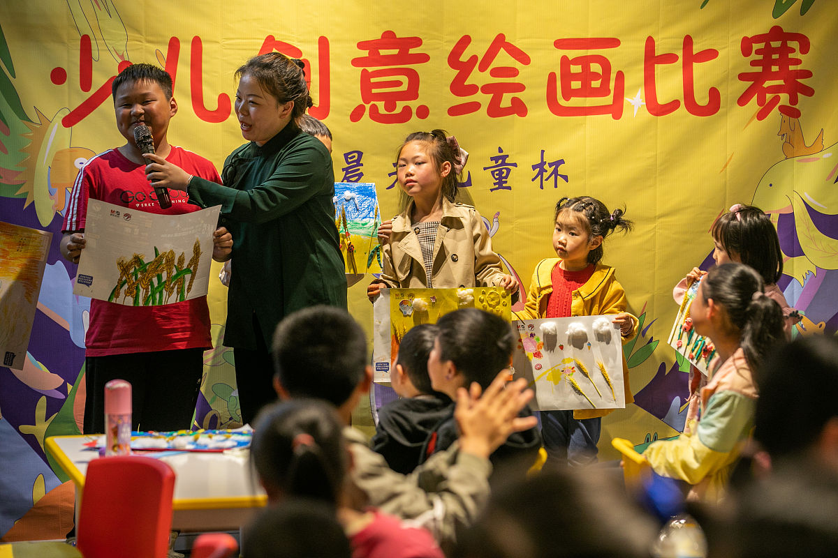 飘色文化凝聚了古人们的智慧和经验是他们辛勤劳动积累的一种精神文化活动