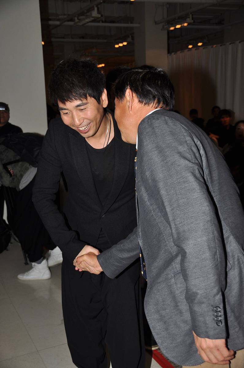 2011年10月27日,上海,黄奕应邀出席传媒集团活动.沙宝亮+++_+++黄奕