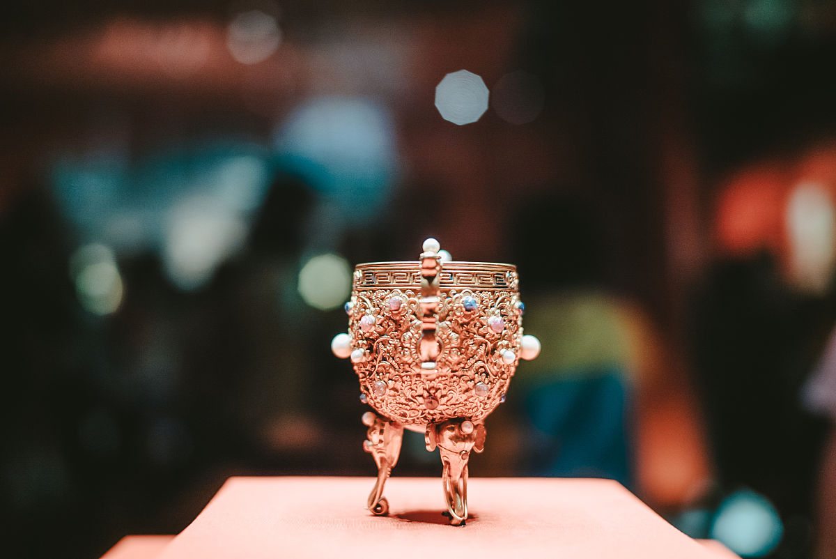 一篇3000字的论文· 标题博物馆让文物活起来。请选择一家博物馆选择其中的一件文物论证博物馆如何让文物活起来--向公众传播了什么历史文化引发了公众什么情感共吗获得了什么知识为何选择这家博物馆、这家博物馆传播的历史文化是什么博物馆的使命选择哪一件馆藏文物、该文物的价值是什么历史、艺术、科学、文化象征性、该博物馆收藏该文物的方式、博物馆通过哪些公众服务将该文物的价值传递给公众博物馆利用文物服务公众的方