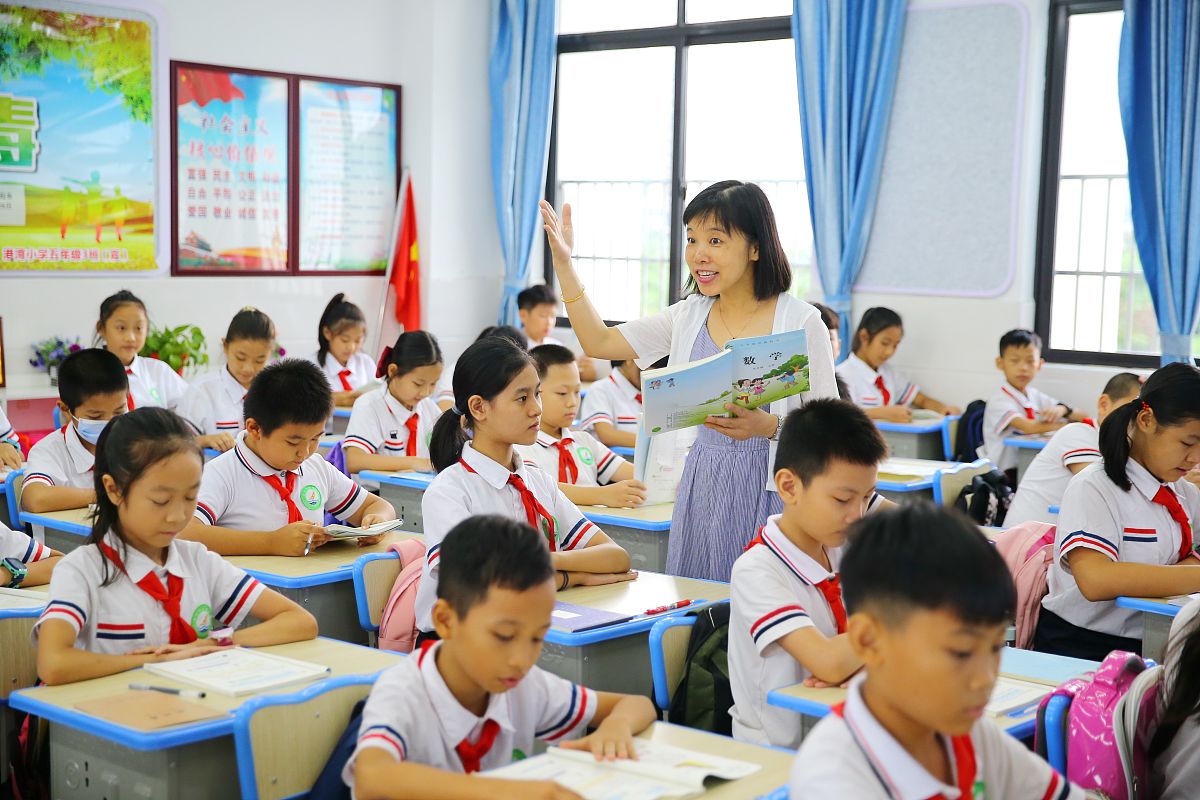 有的学生上课说话这是注意的什么这是注意学生的行为举止和课堂纪律。什么是自信的基础自信的基础包括自我认知、自我接纳、自我肯定、自我效能感、自我掌控等方面。精神分析理论认为造成抑郁的原因