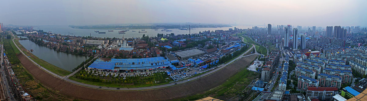 2016年5月1日,湖北荆州沙市区上海公馆楼顶俯拍荆江大堤市区图.