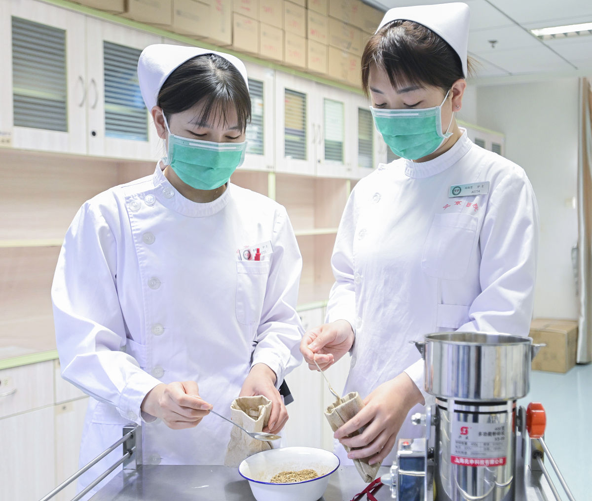 2021年5月8日,北京,中国中医科学院望京医院,护士们根据古籍配方制作