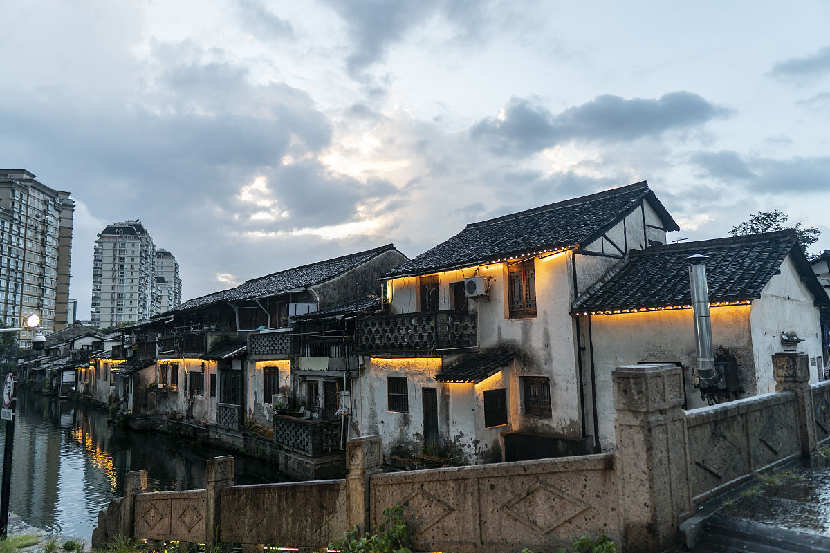 2021年7月22日,浙江绍兴,受台风"烟花"影响,城市上空黑云压顶,阵雨不