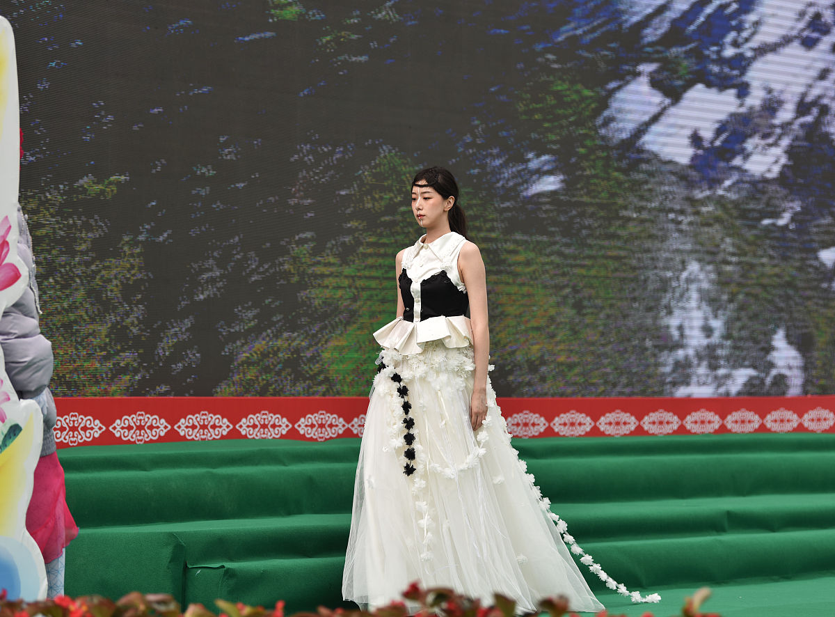 2021年7月10日,吉林松原,查干湖,独具地域特色的蒙古族服饰展.