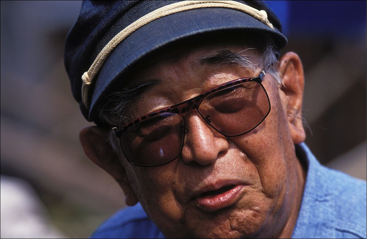 一个日本老电影村民捡来一个女人。那个女人经常突然就不动了女主像是雪女一样的不会动了