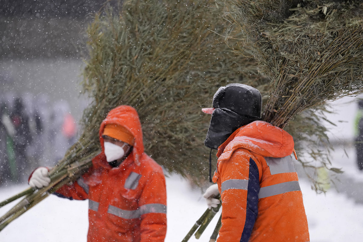 2022年2月13日,北京迎来暴雪天气,延庆赛区国家高山滑雪中心工作人员