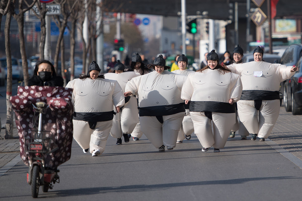 2018年3月8日,太原街头上演一场"女神相扑跑",吸引众多女士报名参加.