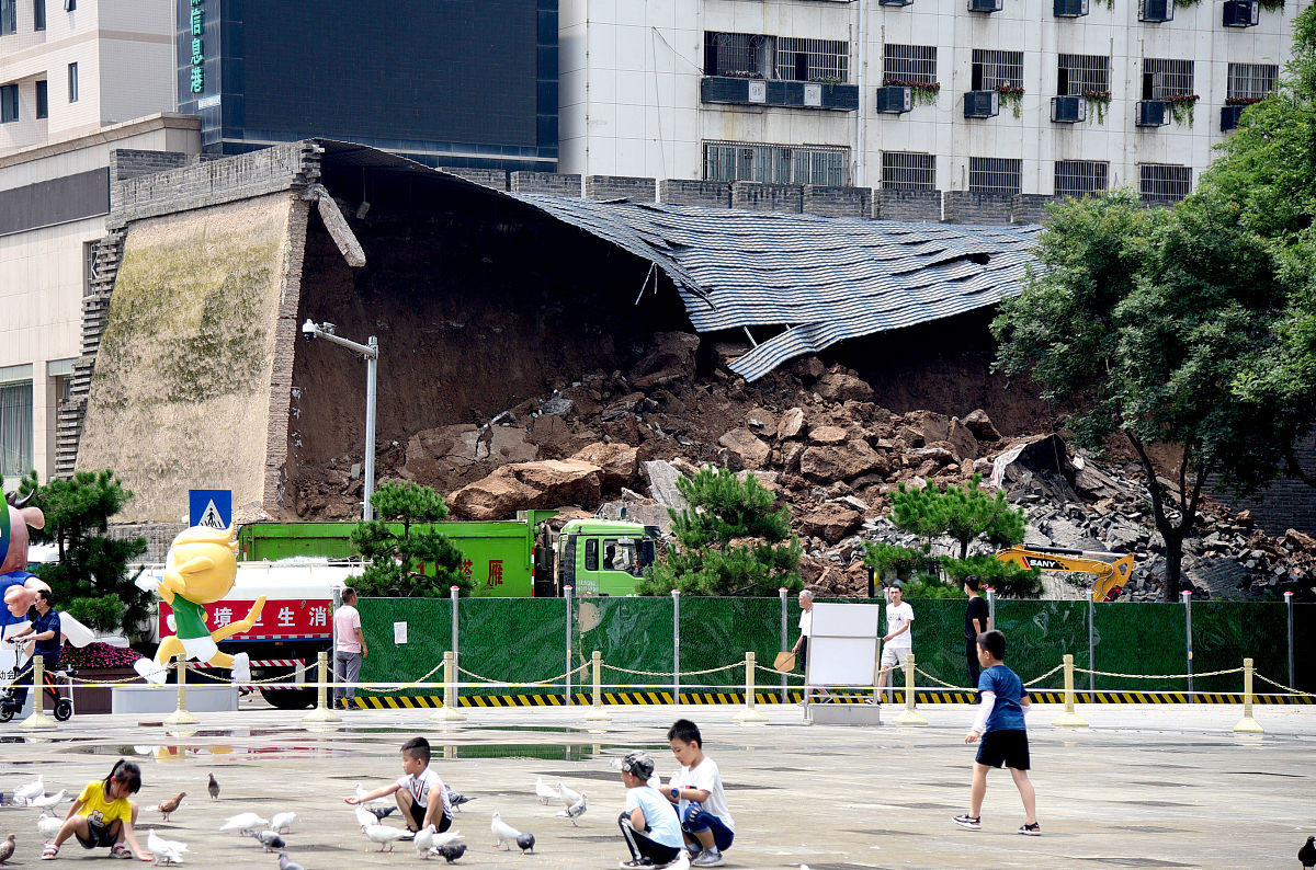 2020年8月8日,西安,受近日连续降雨影响,新城区新城广场西侧,于2009年