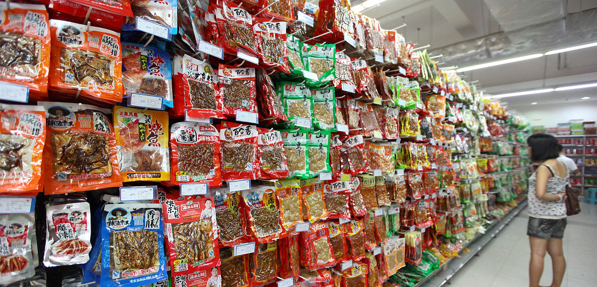 2011年9月8日,海南三亚,市民在海南省三亚市一超市选购食品.