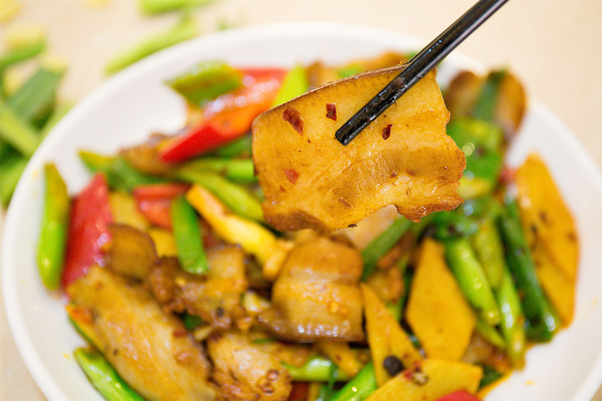 以下文案修改下用简单的意思表达出来为什么饭店的回锅肉那么好吃呢？其实做法很简单几分钟就能学会。新鲜的五花肉不用去皮冷水下锅加葱姜、料酒。一定要打去浮沫才是不腥的关键。煮15分钟后捞出切成厚厚的薄片。切好后锅中少油直接下锅慢慢煸炒出油加姜、蒜、干辣椒和豆瓣酱继续煸炒出红油再放青红椒、盐、鸡精、生抽、蚝油。大火翻炒入味来点香菜翻炒个5678下即可出锅。你看是不是很简单？学会了赶紧收藏做起来吧。