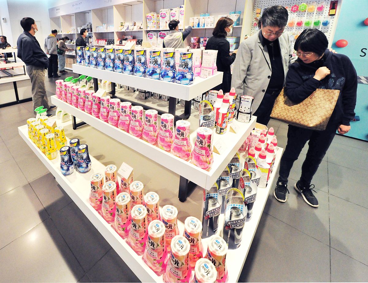 甘油三酯对药物吸收的影响甘油三酯是人体内的一种脂质其含量过高会影响药物的吸收。具体来说高甘油三酯血症会导致肠道内脂肪含量增加从而影响药物的溶解度和吸收速度使药物的生物利用度降低药效减弱。因此对于需要口服药物治疗的患者需要注意控制甘油三酯的含量以提高药物的吸收效果。对于首过效应比较严重的药物啊中长链的甘油三酯能否促进药物吸收