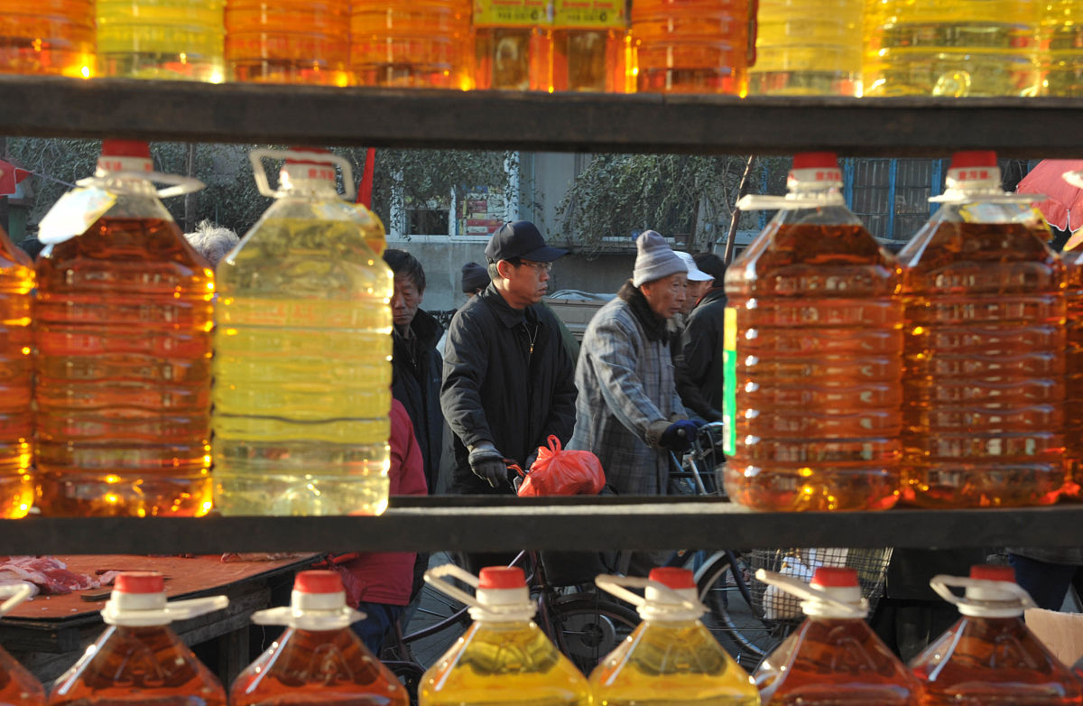 请翻译据收货人信息该货物是用于榨取食用油。货物霉变后榨取的油的部分指标会不合格。因此无法用于继续制作食用油。根据我们经验油类作物种子在热损后往往会造成出油率降低油类品质下降。霉变还可能会导致一些毒素超标。但该案种子是否还可继续实现其原有的目的还需进一步化验。鉴于货物数量不大我们建议采用市场询价法来确定货物的残值。