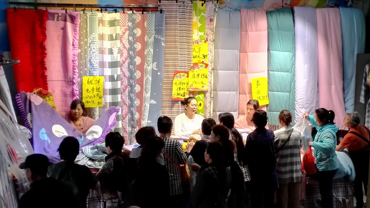 2018年9月26日,北京西城官园批发市场闭市前几天,商家大幅打折甩货,购