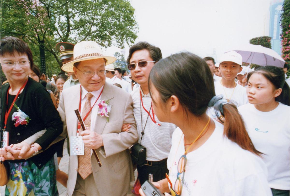 金庸走到哪里,都会受到少男少女的崇拜追随.