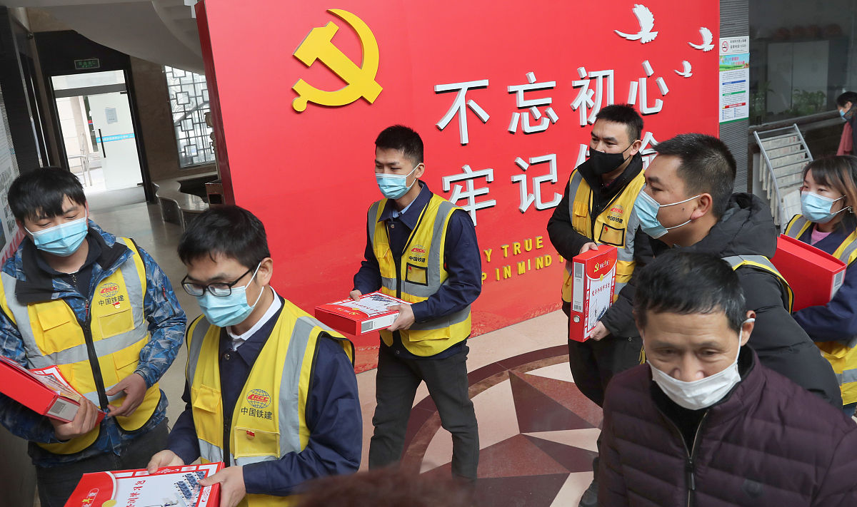 初中校长就党员开展美德引路先锋润苗阶段性总结汇报尊敬的领导、各位老师、亲爱的同学们：大家好！我是XX初中的校长。今天我很荣幸地向大家汇报我们学校美德引路先锋润苗活动的阶段性总结。美德引路先锋润苗活动自启动以来我校全体党员积极响应深入到班级、走进学生中间从身边小事做起发挥先锋模范作用引领师生树立正确的价值观和行为规范培养良好的品德风尚。现将工作成果和收获向领导和同学们做以下总结：一、活动宣传得当营造