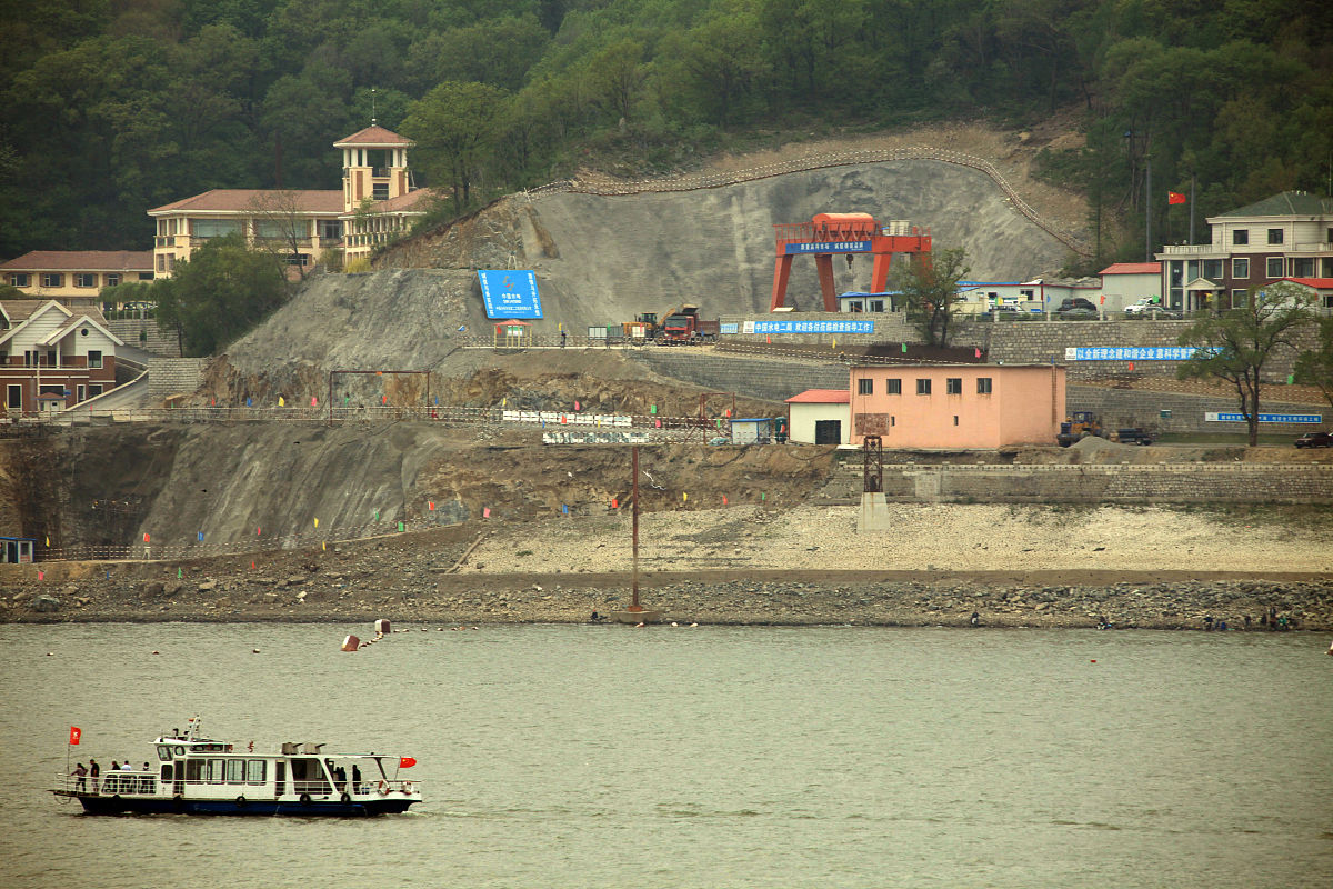重写以下段落并保持意思不变：白鹤滩水电站建设征地范围包括水库淹没影响范围、枢纽工程建设征地范围和集镇新址征地范围。经调查白鹤滩水电站建设征地涉及四川、云南两省六县区1个产业园区四川的宁南县、会东县；云南的巧家县、会泽县、东川区、倘甸产业园区、禄劝县的39个乡镇110个行政村的沿江地区。库区经济较为落后人民生活水平较低贫困面大其中云南巧家为国家级贫困县与全国的经济发展水平形成极大的反差。规划水平年的