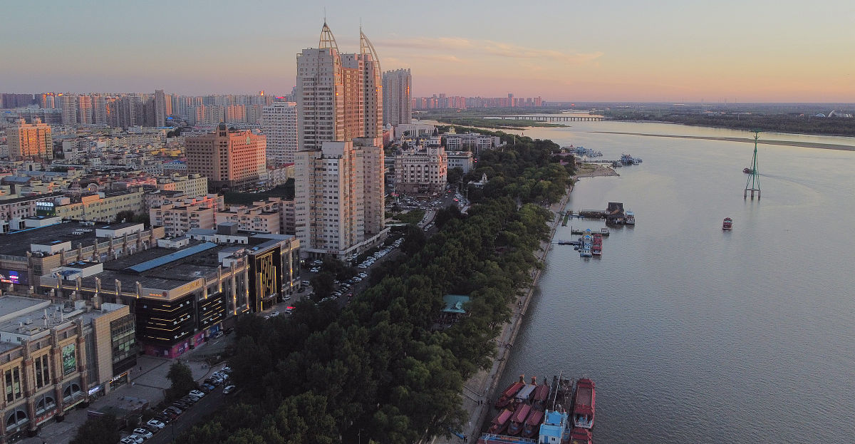 2020年7月21日,哈尔滨,地标防洪胜利纪念塔.夏日,这里人流熙攘,松花江
