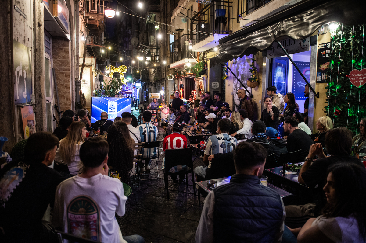 市场边酒吧林立代表什么数字 用250字帮我描述