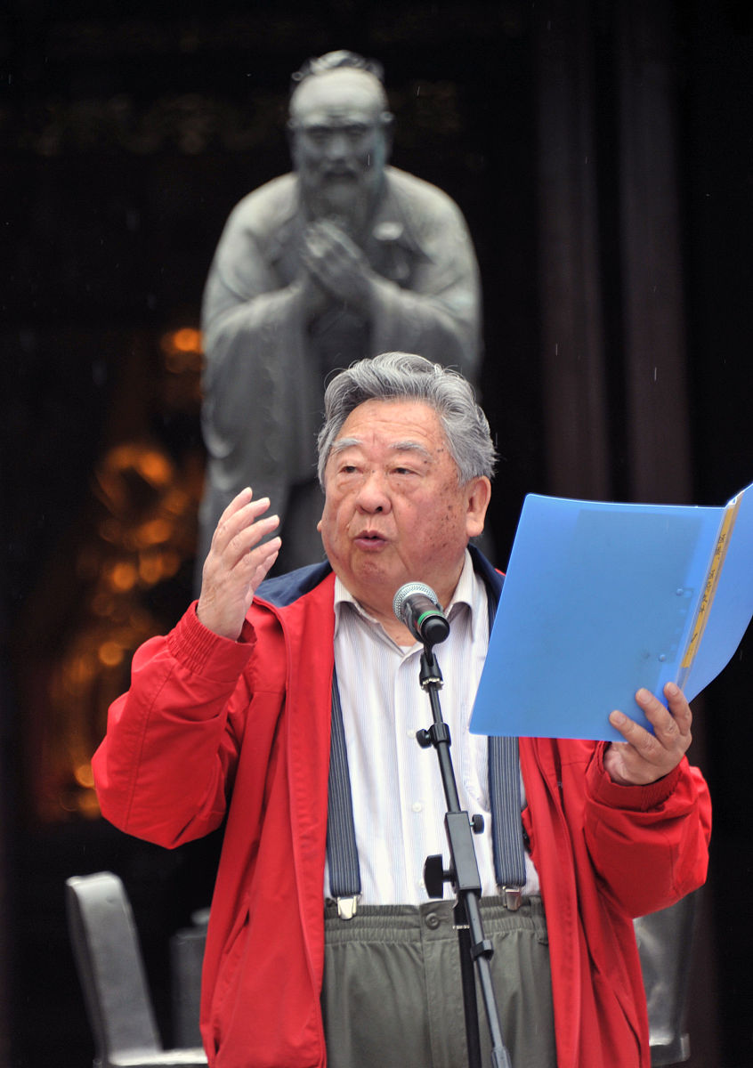 2016年5月7日,上海,两岸学生"百人百联楹联书法暨中华茶礼展示活动"如